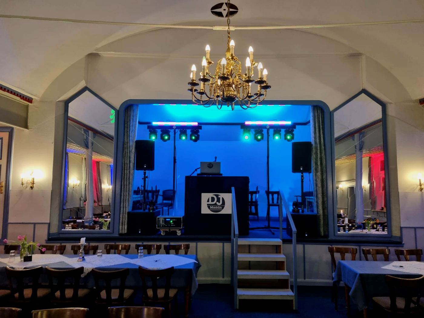 Bühne mit Licht-Setup im Festsaal